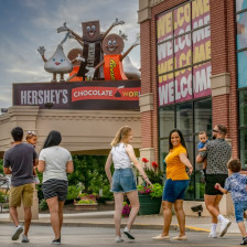 Family walking towards the entrance of Hersheypark in Pennsylvania