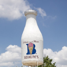 Sculpture of a Braum's milk bottle on top of building in Oklahoma City, Oklahoma